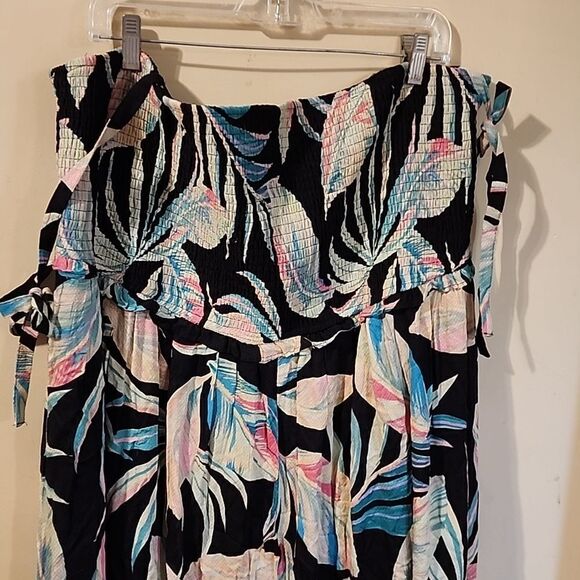 Georgeous Torrid dress 👗 Size 4 NWT - Picture 1 of 8